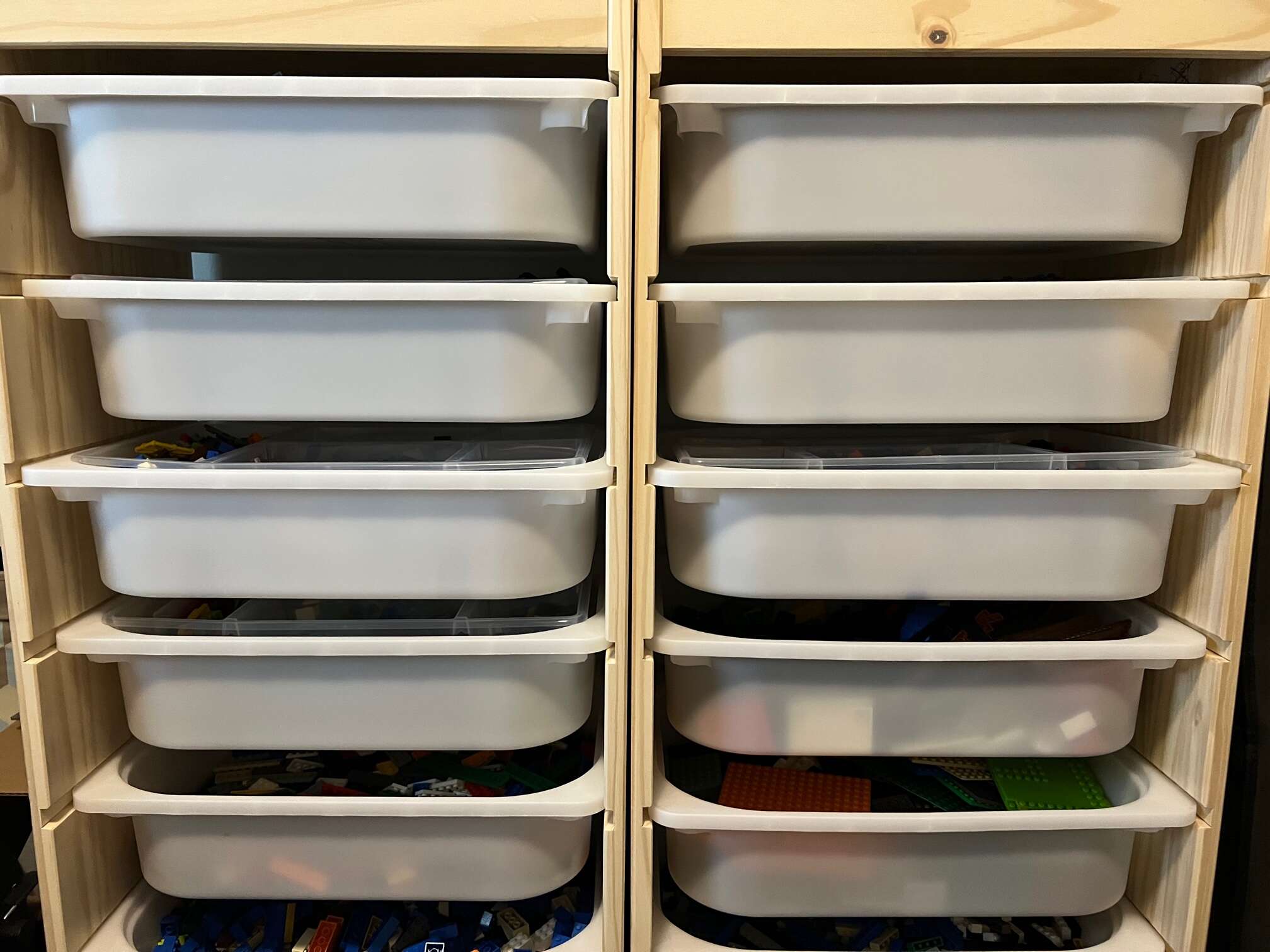 The best way to organize Lego using Ikea Trofast bins
