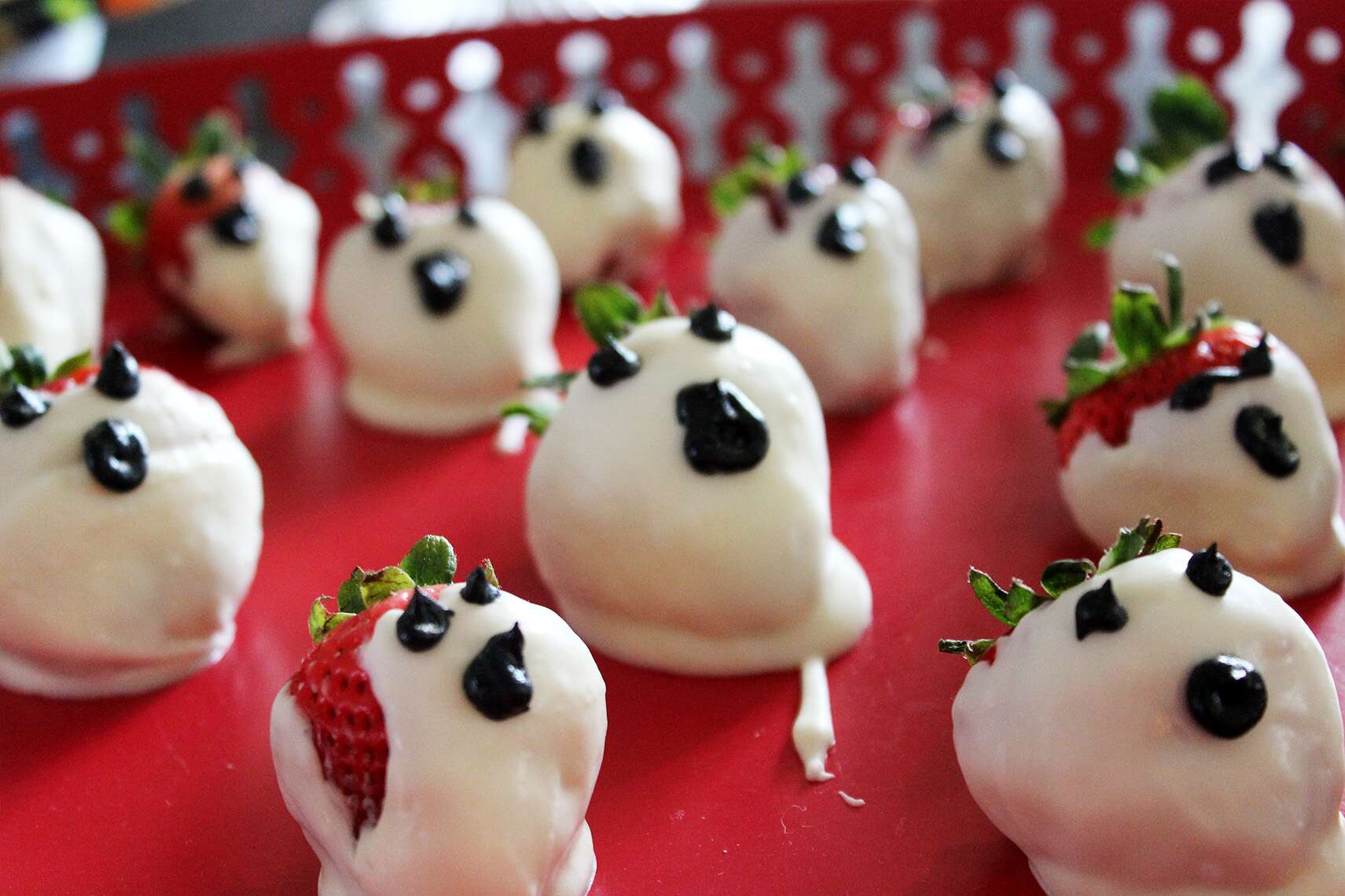 Chocolate Covered Strawberry Ghosts - The Best Nest